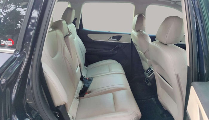 2024 Mahindra XUV700 AX 7 D AT 7 STR, Diesel, Automatic, 33,869 km, Right Side Rear Door Cabin