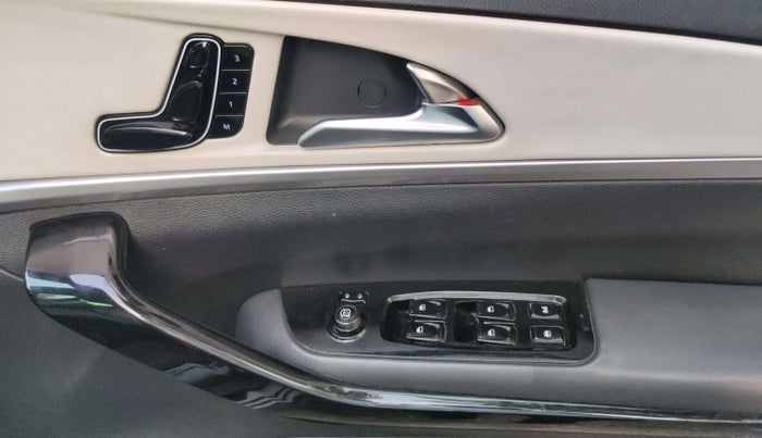 2024 Mahindra XUV700 AX 7 D AT 7 STR, Diesel, Automatic, 33,869 km, Driver Side Door Panels Control