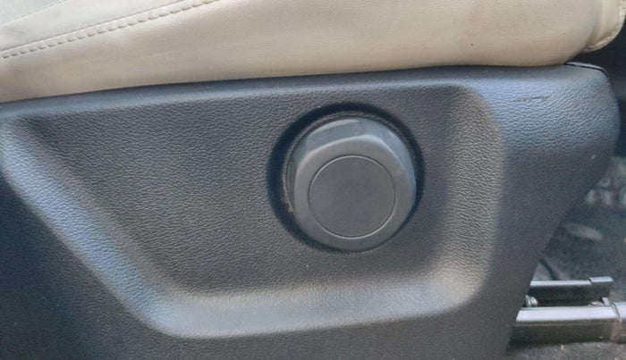 2024 Mahindra XUV700 AX 7 D AT 7 STR, Diesel, Automatic, 33,869 km, Driver Side Adjustment Panel