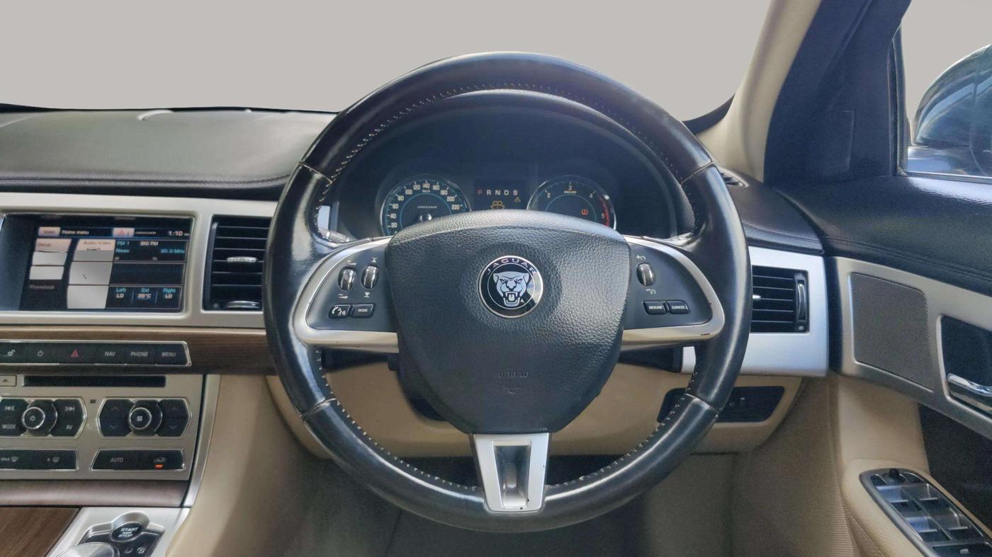 2015 Jaguar XF 2.2 DIESEL LUXURY, Diesel, Automatic, 52,618 km, Steering Wheel Close Up