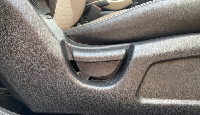2016 Hyundai Elite i20 MAGNA 1.2, Petrol, Manual, 79,402 km, Driver Side Adjustment Panel