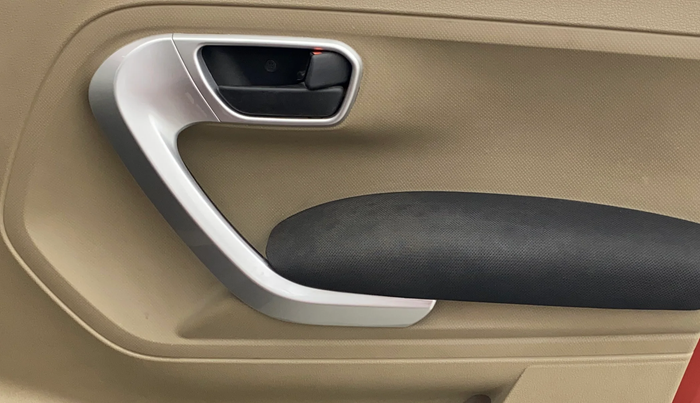 2018 Mahindra TUV300 T10, Diesel, Manual, 55,556 km, Driver Side Door Panels Control