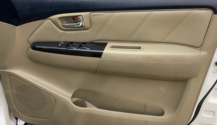 2014 Toyota Fortuner 3.0 4X2 AT, Diesel, Automatic, 82,343 km, Driver Side Door Panels Control
