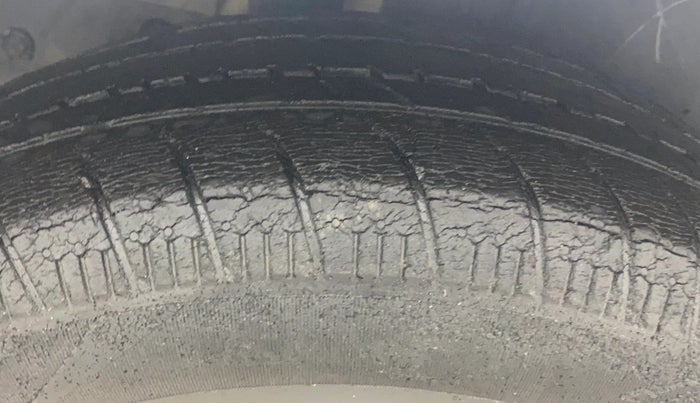 2016 Maruti Ertiga ZDI + SHVS, Diesel, Manual, 69,848 km, Right Rear Tyre Tread