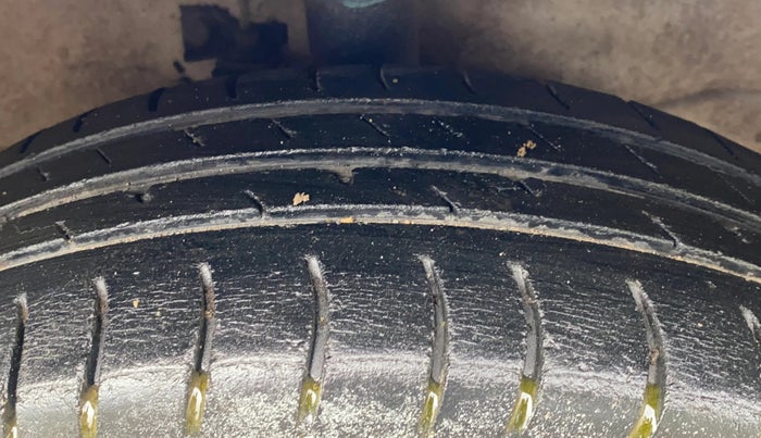 2015 Maruti Wagon R 1.0 VXI, Petrol, Manual, 70,351 km, Right Front Tyre Tread