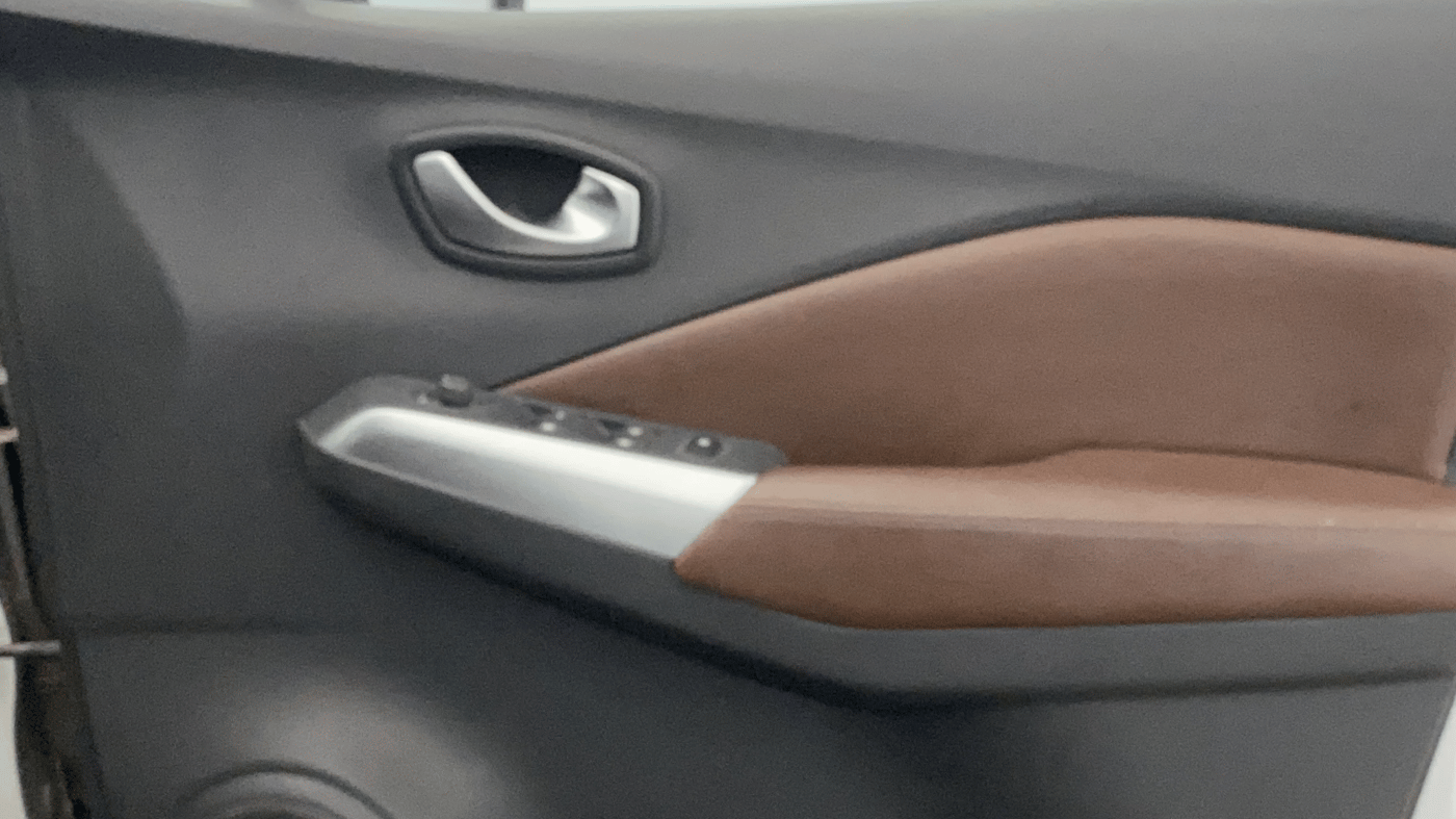 2019 Nissan Kicks XL 1.5, Petrol, Manual, 74,700 km, Driver Side Door Panels Control