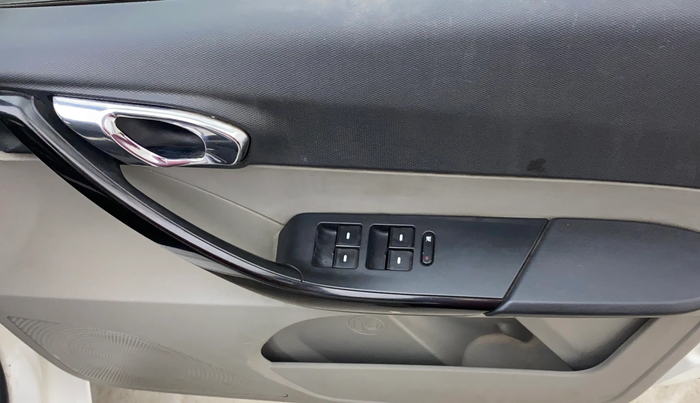 2016 Tata Tiago XZ PETROL, Petrol, Manual, 79,231 km, Driver Side Door Panels Control