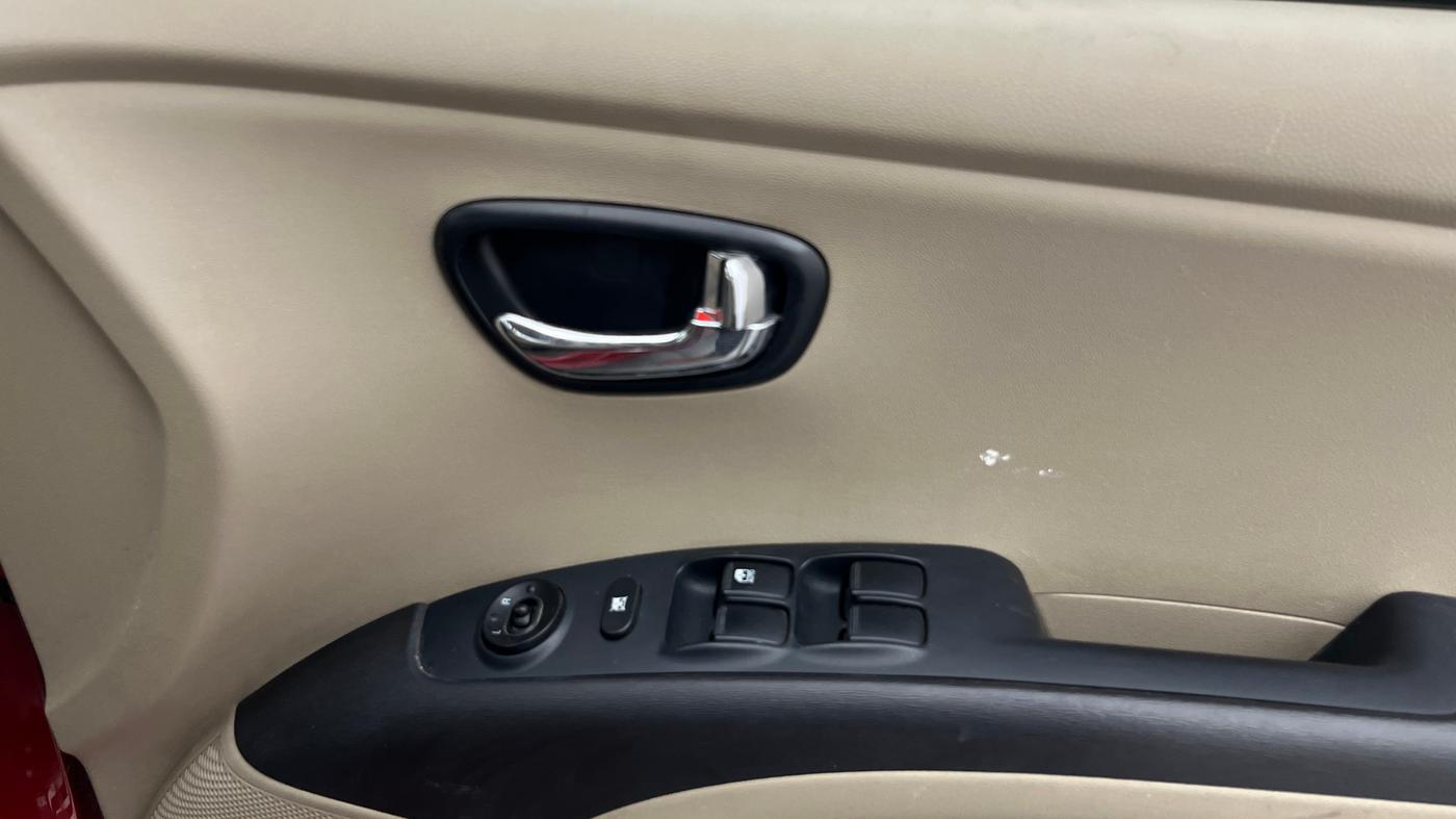 2013 Hyundai i10 MAGNA 1.2, Petrol, Manual, 24,278 km, Driver Side Door Panels Control