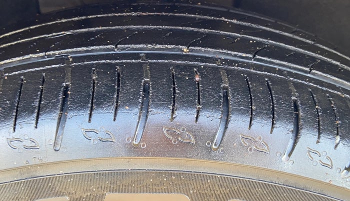 2021 Mahindra XUV700 AX 3 P AT 5 STR, Petrol, Automatic, 50,006 km, Right Front Tyre Tread