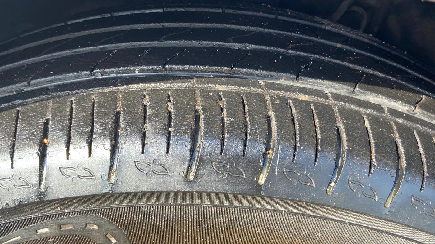 2021 Mahindra XUV700 AX 3 P AT 5 STR, Petrol, Automatic, 50,006 km, Left Front Tyre Tread