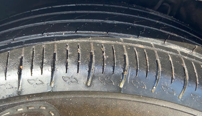 2021 Mahindra XUV700 AX 3 P AT 5 STR, Petrol, Automatic, 50,006 km, Left Front Tyre Tread