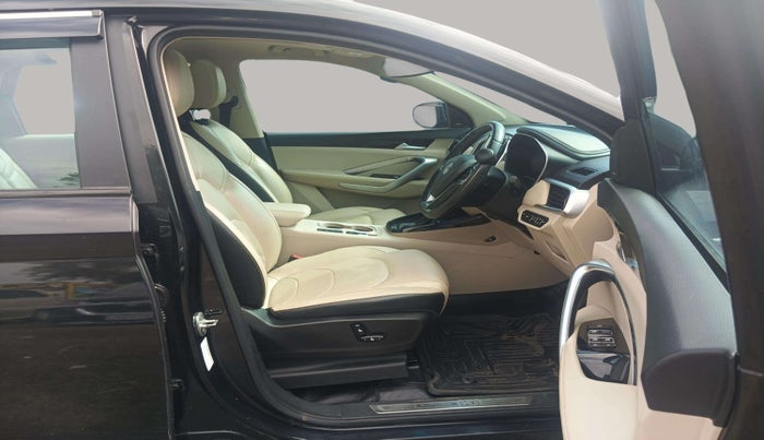 2022 MG HECTOR SHARP 1.5 PETROL CVT, Petrol, Automatic, 25,165 km, Right Side Front Door Cabin