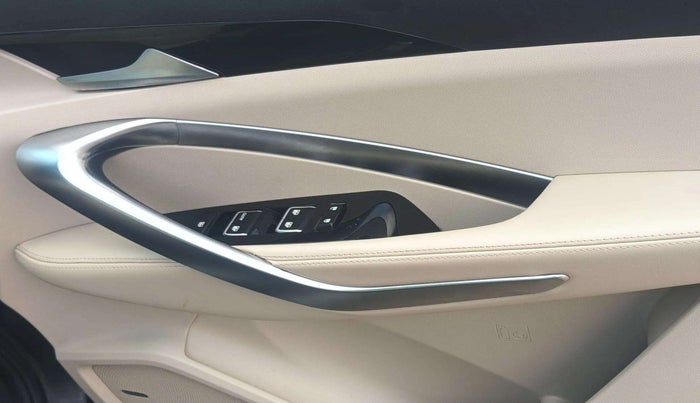 2022 MG HECTOR SHARP 1.5 PETROL CVT, Petrol, Automatic, 25,165 km, Driver Side Door Panels Control