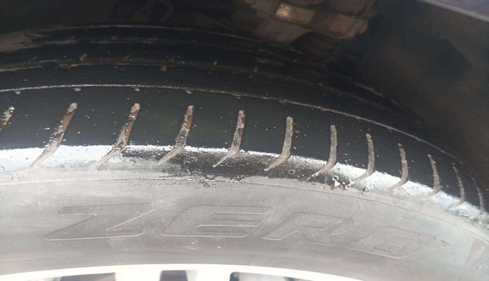 2021 Porsche Macan BASE, Petrol, Automatic, 34,430 km, Right Front Tyre Tread