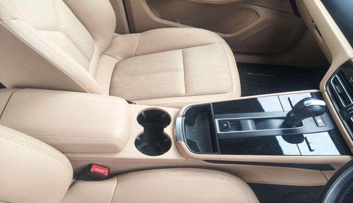 2021 Porsche Macan BASE, Petrol, Automatic, 34,430 km, Gear Lever