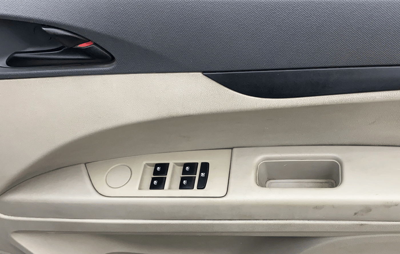 2018 Mahindra MARAZZO M2 7STR, Diesel, Manual, 84,207 km, Driver Side Door Panels Control