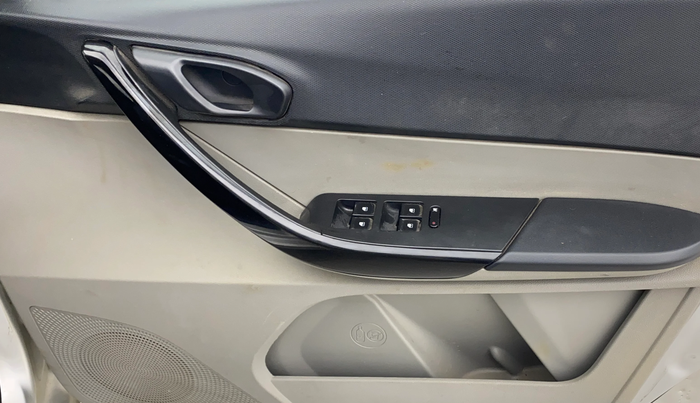 2016 Tata Tiago XT PETROL, Petrol, Manual, 63,782 km, Driver Side Door Panels Control