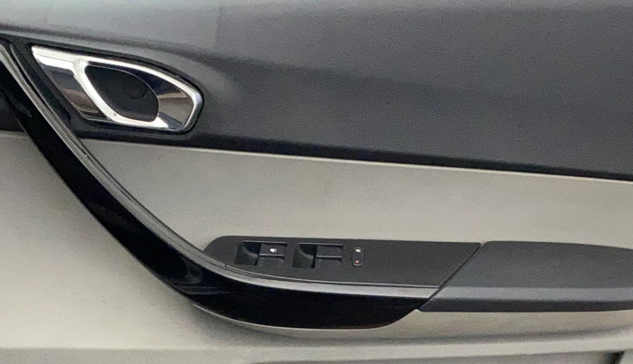 2018 Tata Tiago XZA PETROL, Petrol, Automatic, 84,675 km, Driver Side Door Panels Control