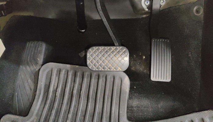 2022 MG HECTOR SHARP 1.5 CVT PETROL DUAL TONE, Petrol, Automatic, 30,158 km, Pedals