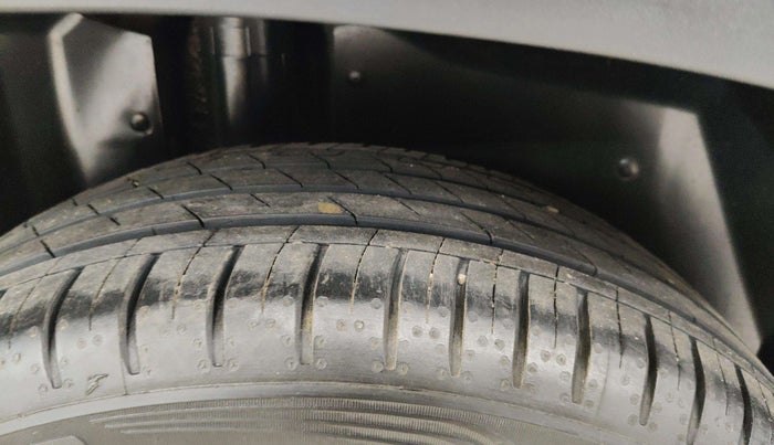 2022 MG HECTOR SHARP 1.5 CVT PETROL DUAL TONE, Petrol, Automatic, 30,158 km, Right Front Tyre Tread