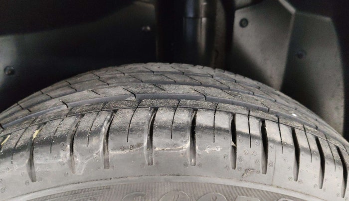 2022 MG HECTOR SHARP 1.5 CVT PETROL DUAL TONE, Petrol, Automatic, 30,158 km, Left Front Tyre Tread