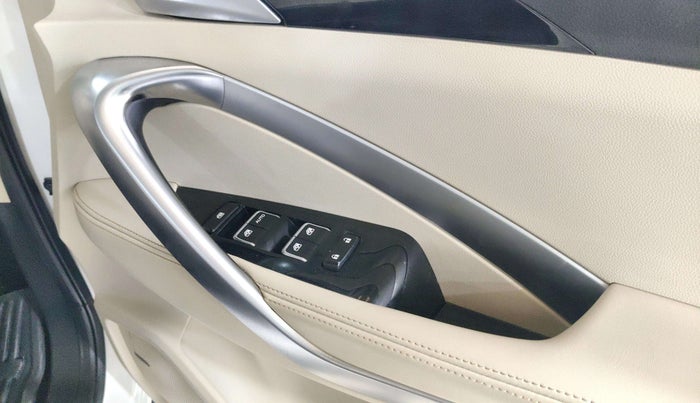 2022 MG HECTOR SHARP 1.5 CVT PETROL DUAL TONE, Petrol, Automatic, 30,158 km, Driver Side Door Panels Control