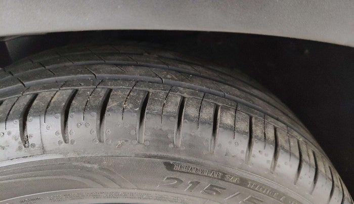 2022 MG HECTOR SHARP 1.5 CVT PETROL DUAL TONE, Petrol, Automatic, 30,158 km, Right Rear Tyre Tread