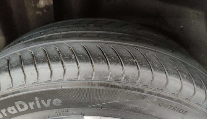 2023 MG HECTOR SAVVY PRO 1.5 TURBO CVT PETROL, Petrol, Automatic, 13,792 km, Right Rear Tyre Tread