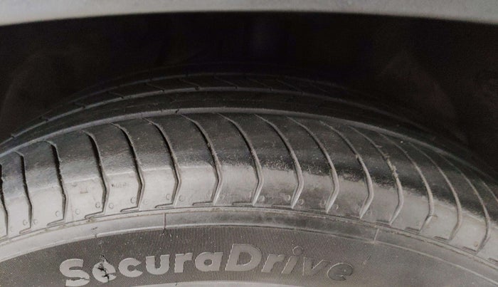 2023 MG HECTOR SAVVY PRO 1.5 TURBO CVT PETROL, Petrol, Automatic, 13,792 km, Left Front Tyre Tread