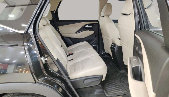 2023 MG HECTOR SAVVY PRO 1.5 TURBO CVT PETROL, Petrol, Automatic, 13,792 km, Right Side Rear Door Cabin