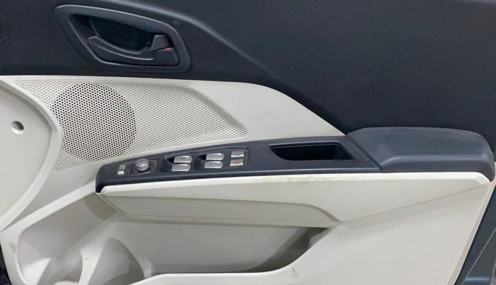 2022 Mahindra XUV300 W6 1.2 PETROL, Petrol, Manual, 39,602 km, Driver Side Door Panels Control