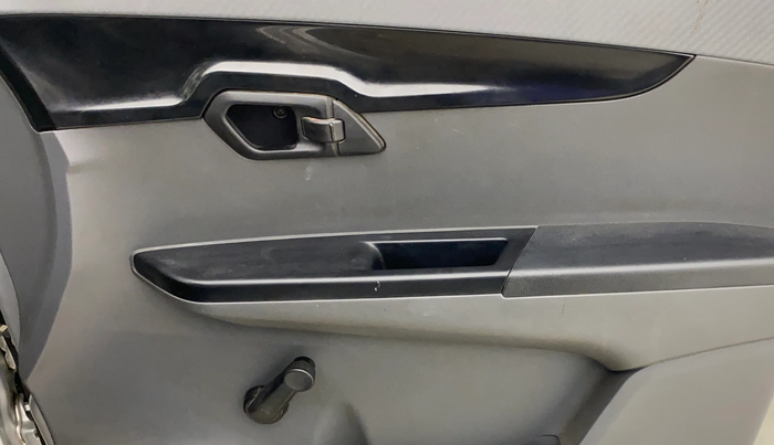 2017 Mahindra KUV 100 NXT K2 P 6 STR, Petrol, Manual, 71,972 km, Driver Side Door Panels Control