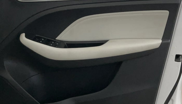 2022 MG ASTOR SMART 1.5 CVT, Petrol, Automatic, 13,062 km, Driver Side Door Panels Control