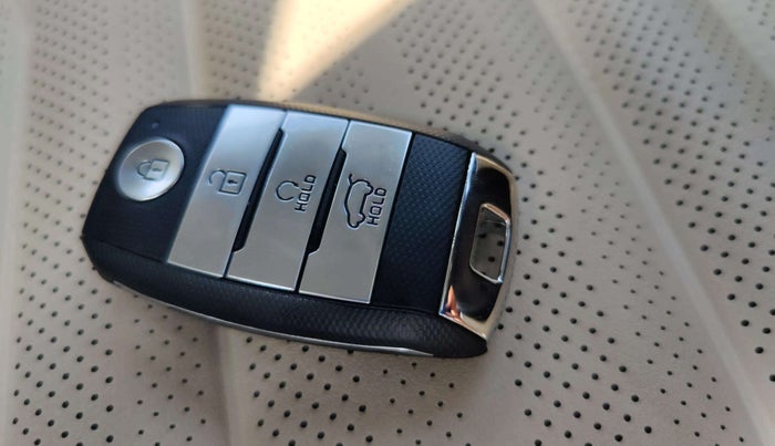 2023 KIA CARENS  LUXURY (O)1.5 TURBO DCT 7 STR, Petrol, Automatic, 24,021 km, Key Close Up