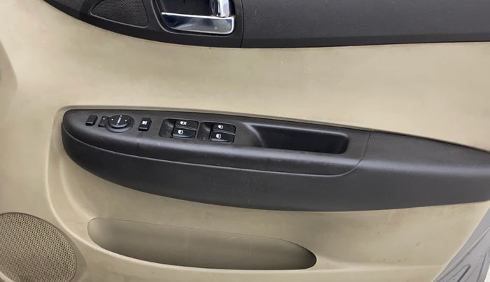 2013 Hyundai i20 MAGNA (O) 1.2, Petrol, Manual, 58,219 km, Driver Side Door Panels Control