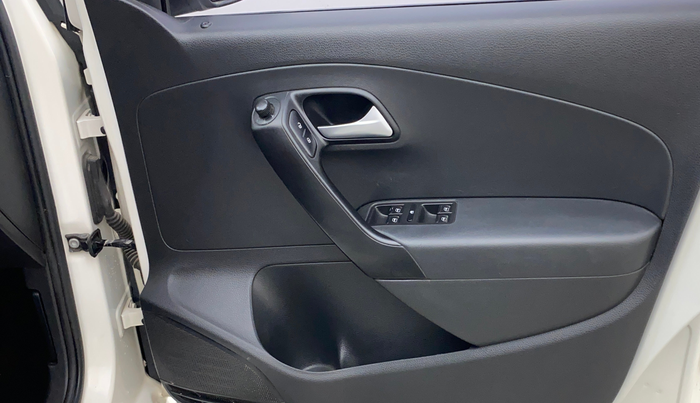 2016 Volkswagen Polo COMFORTLINE 1.2L, Petrol, Manual, 95,471 km, Driver Side Door Panels Control