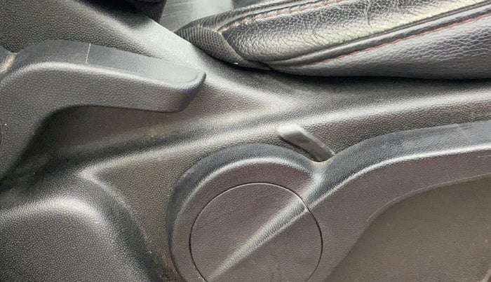 2015 Mahindra XUV500 W6, Diesel, Manual, 1,08,852 km, Driver Side Adjustment Panel