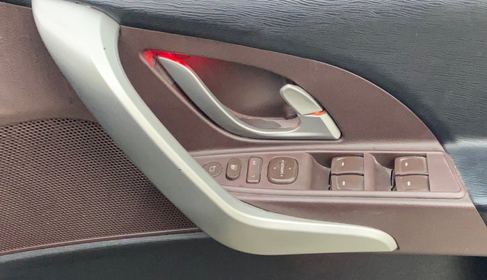 2015 Mahindra XUV500 W6, Diesel, Manual, 1,08,852 km, Driver Side Door Panels Control