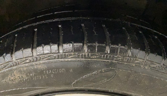 2013 Maruti Ertiga VXI, Petrol, Manual, 39,114 km, Right Front Tyre Tread