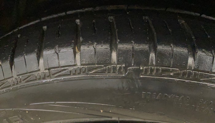 2013 Maruti Ertiga VXI, Petrol, Manual, 39,114 km, Left Front Tyre Tread