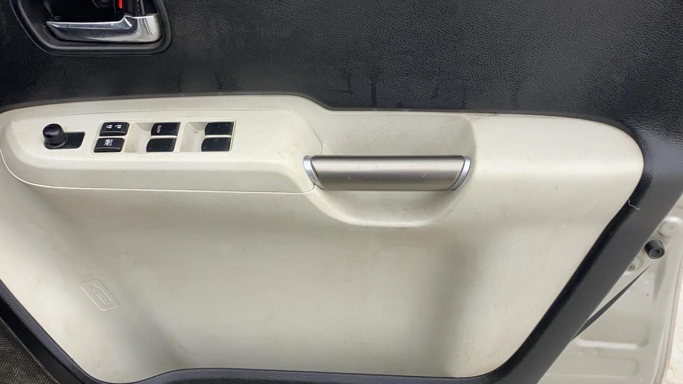 2017 Maruti IGNIS DELTA 1.2 AMT, CNG, Automatic, 1,32,357 km, Driver Side Door Panels Control