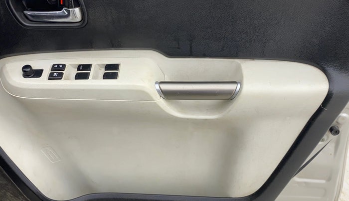 2017 Maruti IGNIS DELTA 1.2 AMT, CNG, Automatic, 1,32,357 km, Driver Side Door Panels Control