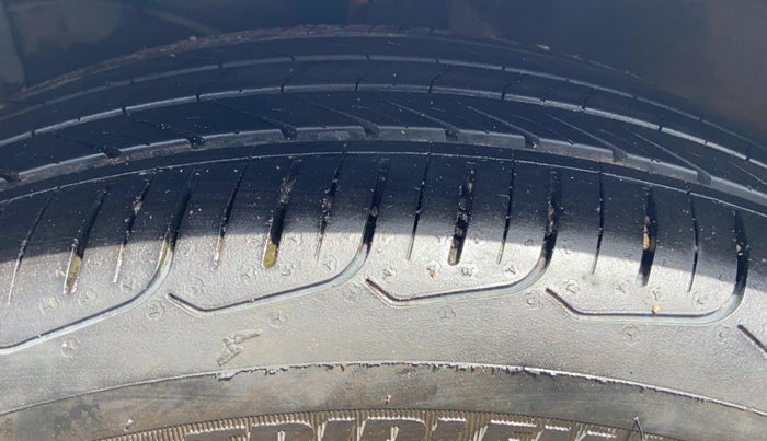 2017 Maruti Ciaz ALPHA 1.4 PETROL, Petrol, Manual, 68,225 km, Left Front Tyre Tread