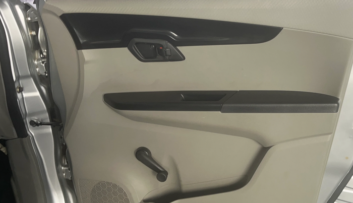 2016 Mahindra Kuv100 K2 PLUS 6 STR, Petrol, Manual, 19,783 km, Driver Side Door Panels Control