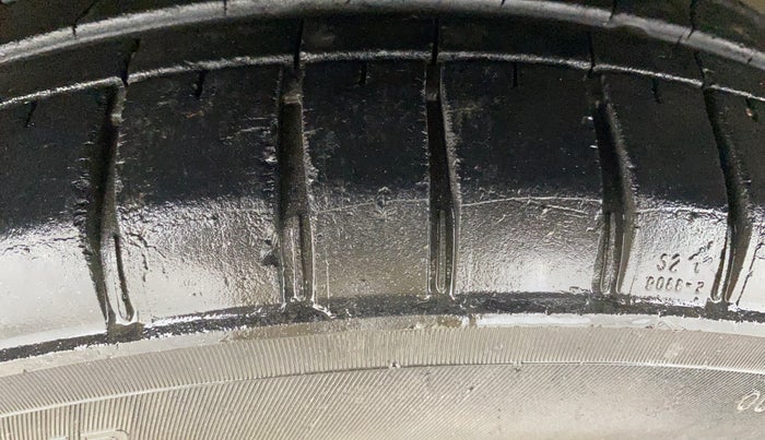 2014 Hyundai i10 MAGNA 1.2, Petrol, Manual, 1,17,384 km, Left Front Tyre Tread