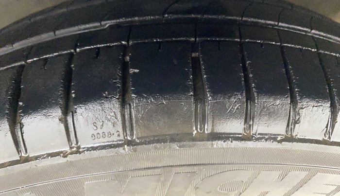 2014 Hyundai i10 MAGNA 1.2, Petrol, Manual, 1,17,384 km, Right Front Tyre Tread