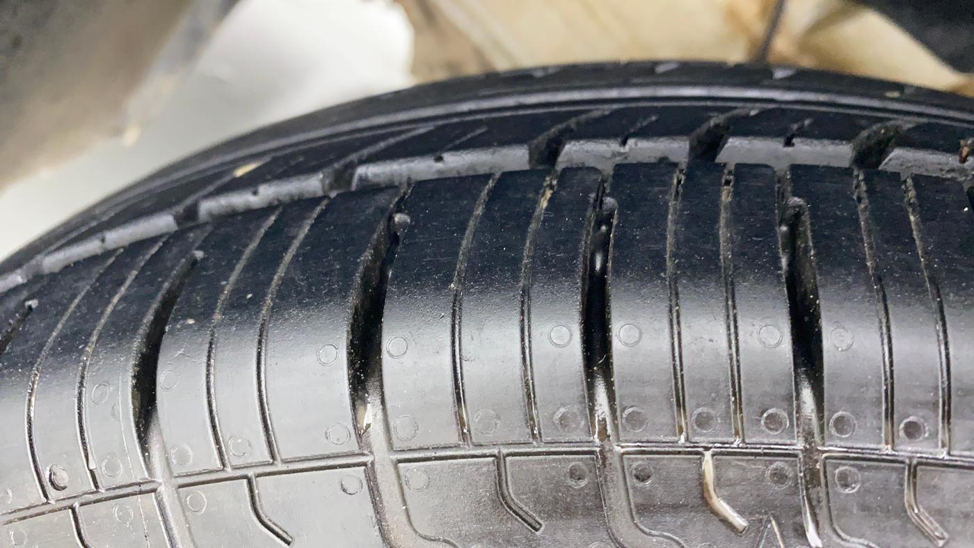 2018 Maruti Swift LXI D, Petrol, Manual, 40,216 km, Left Front Tyre Tread