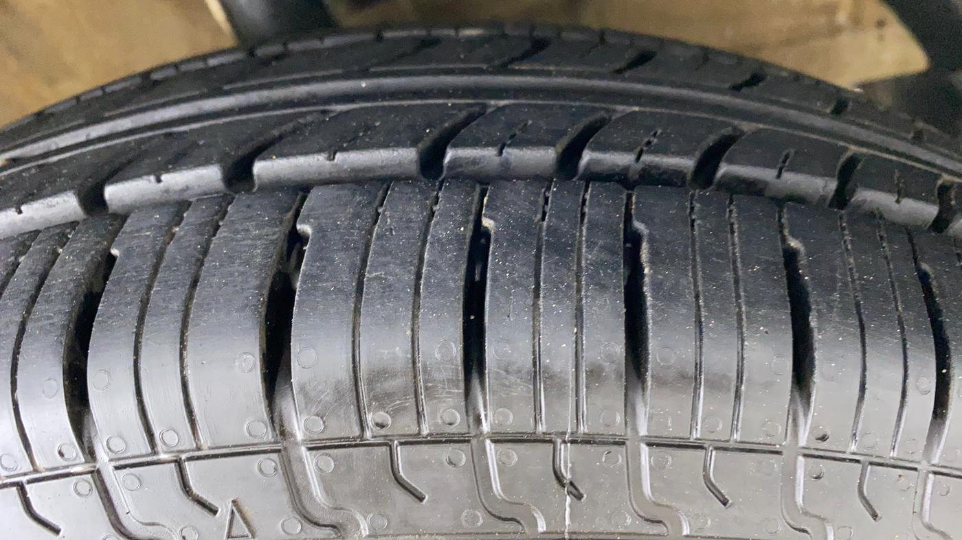 2018 Maruti Swift LXI D, Petrol, Manual, 40,216 km, Right Front Tyre Tread