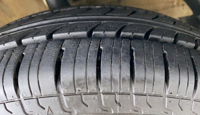 2018 Maruti Swift LXI D, Petrol, Manual, 40,216 km, Right Front Tyre Tread