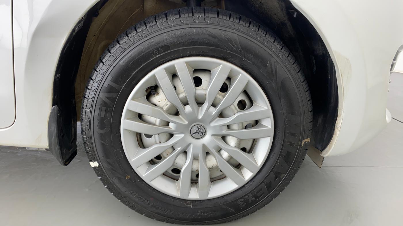 2018 Maruti Swift LXI D, Petrol, Manual, 40,216 km, Right Front Wheel
